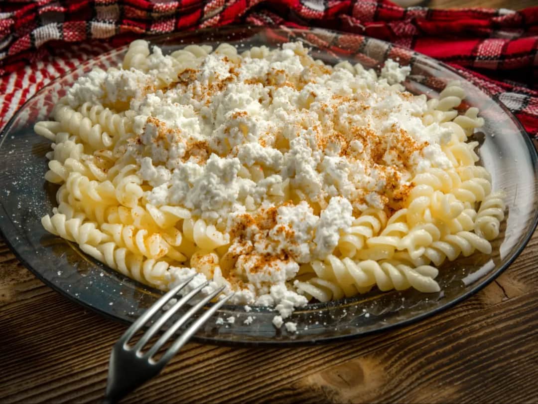Jak zrobić makaron z twarogiem na słodko - prosty przepis na smakołyk
