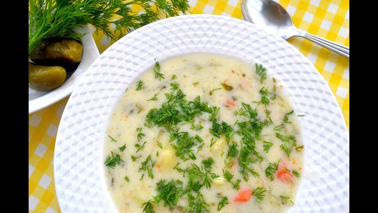 Jak ugotować zupę ogórkową z ziemniakami - prosty przepis na smakowitość