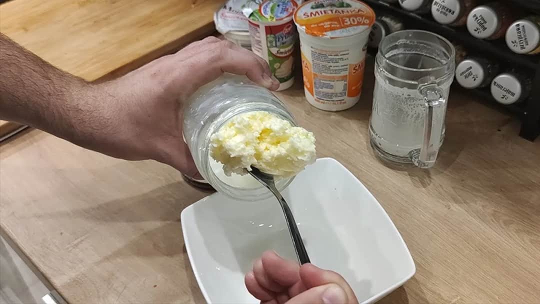 Jaka śmietana na masło: słodka czy kwaśna? Odkryj różnice i wybór