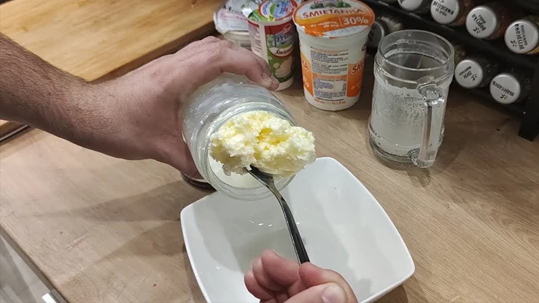 Jaka śmietana na masło: słodka czy kwaśna? Odkryj różnice i wybór