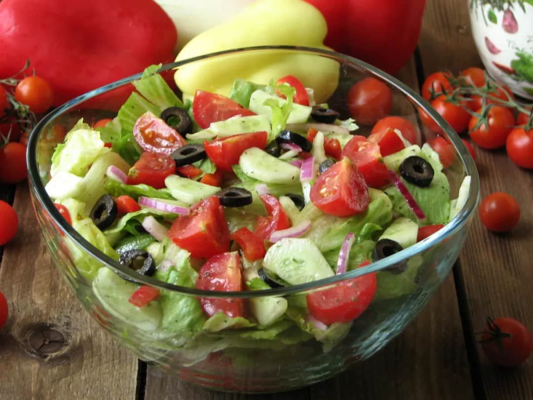 Jak zrobić sałatkę z sałaty lodowej - proste przepisy na każdą okazję