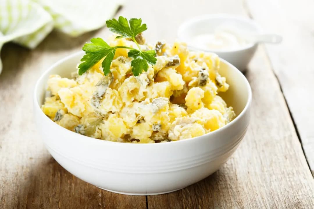 Jak zrobić sałatkę ziemniaczaną - proste przepisy i smaczne wariacje