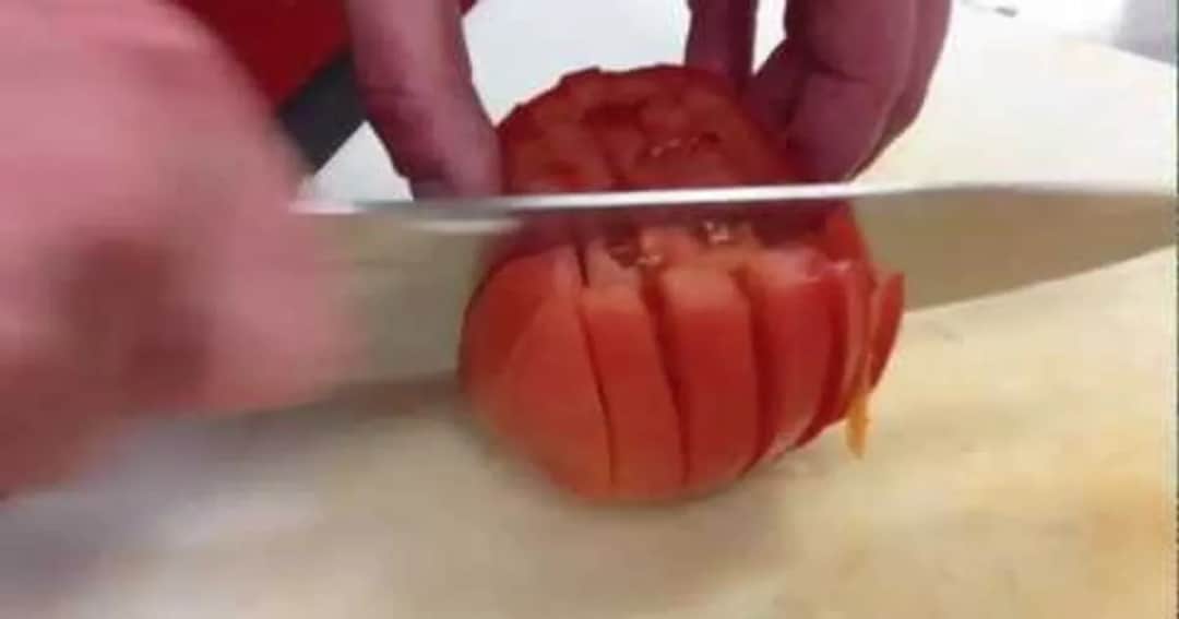 Jak pokroić pomidora do sałatki, aby zachować smak i świeżość