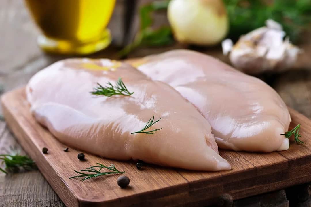 Jak długo gotować pierś z kurczaka do sałatki, by była soczysta?