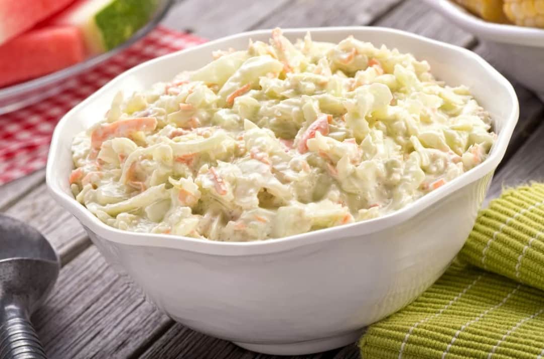 Jak zrobić sałatkę colesław, która zachwyci Twoich gości?
