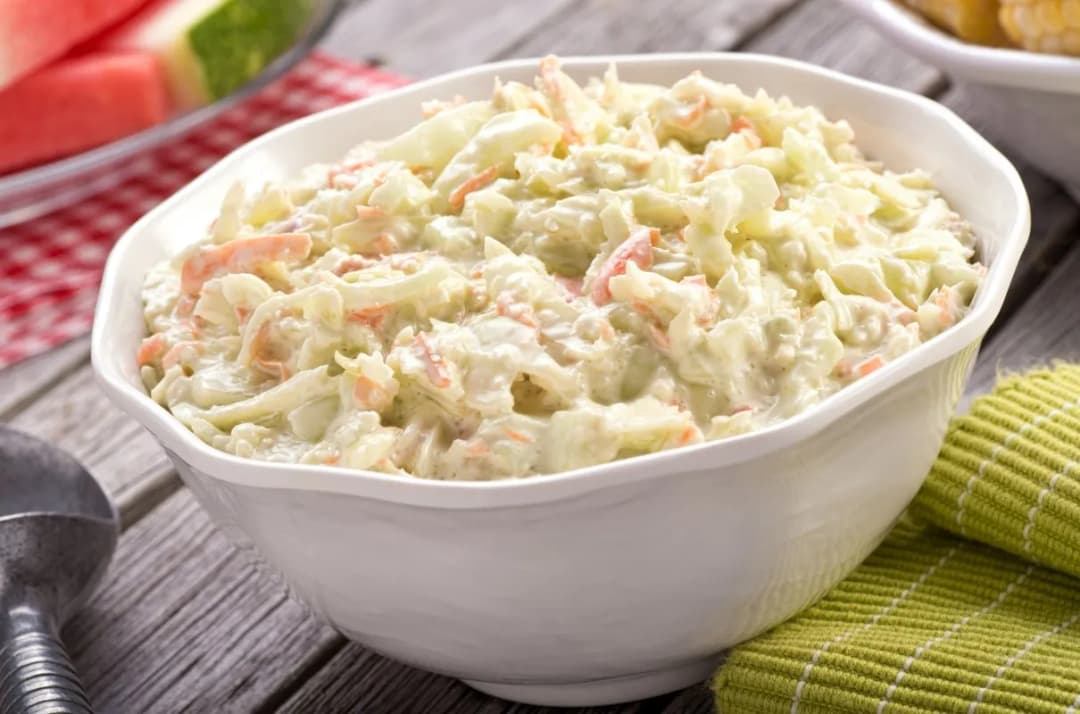 Jak zrobić sałatkę colesław, która zachwyci Twoich gości?