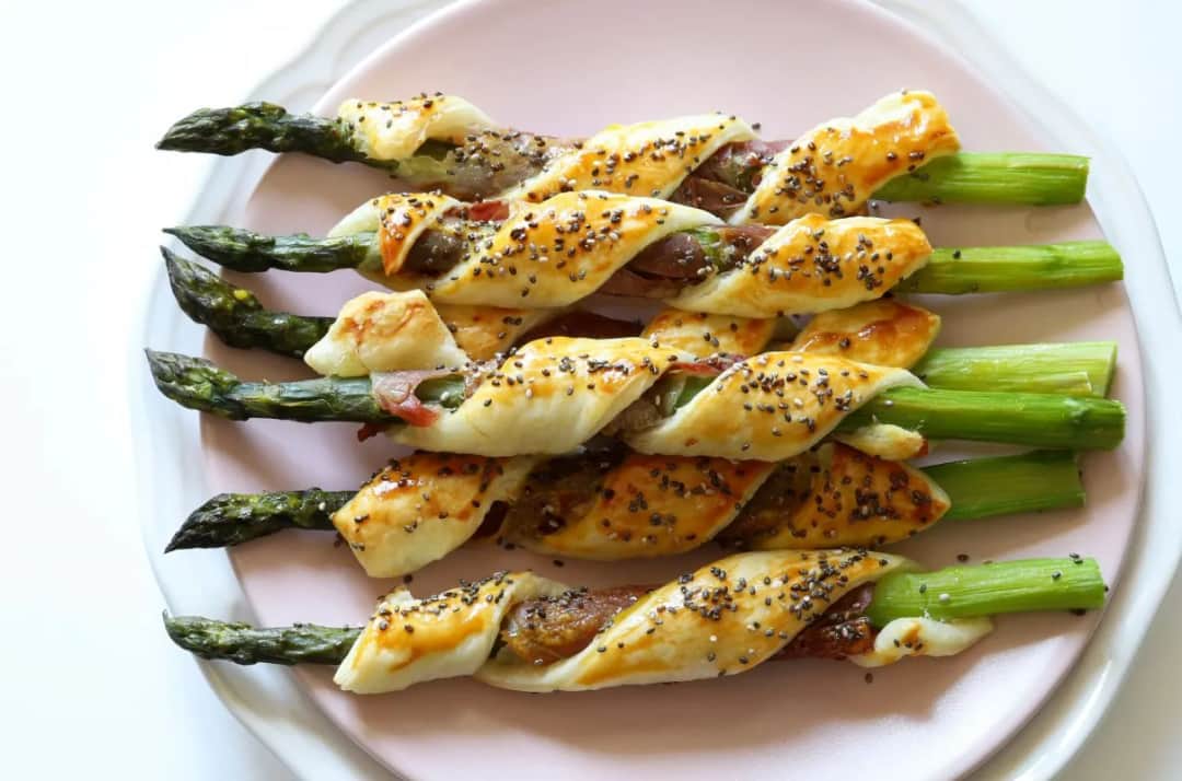 Prosty przepis na szparagi w cieście francuskim, który zachwyci gości