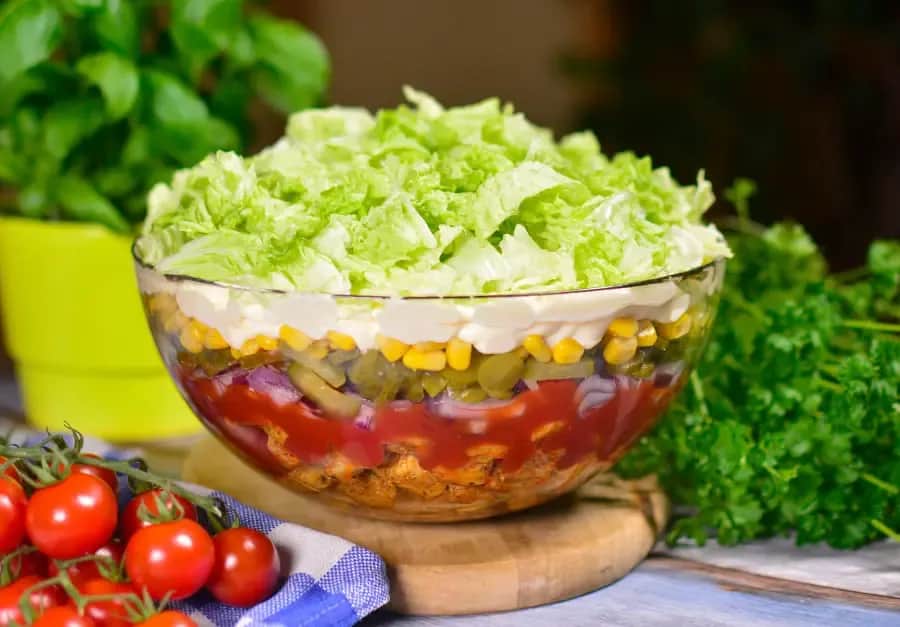 Jak układać warstwy w sałatce gyros, by uniknąć niepowodzeń?