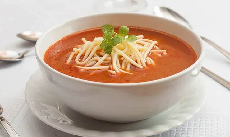 Ile kalorii ma zupa pomidorowa z makaronem? Sprawdź, co zyskasz!