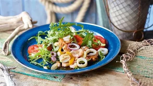 Jaką sałatkę do owoców morza wybrać, by zachwycić gości?