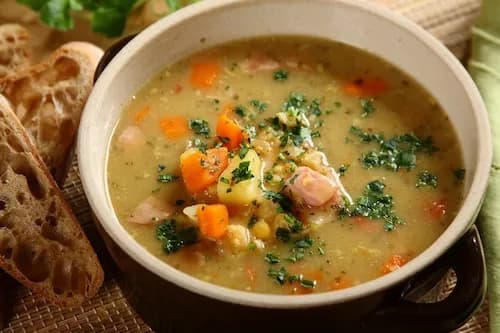 Jaką zupę na golonce wieprzowej przygotować na zimowe dni?