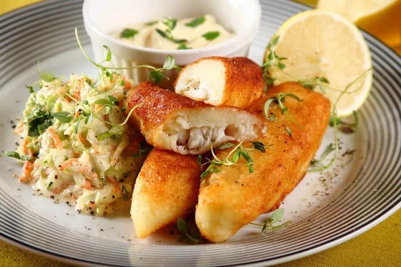 Paluszki rybne z czym na obiad? Sprawdź najlepsze dodatki i sosy