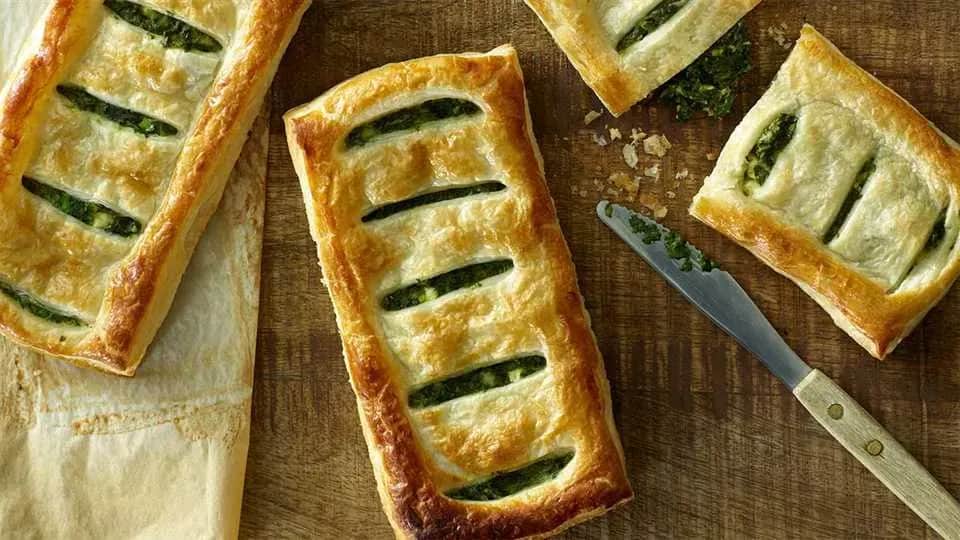 Pyszne ciasto francuskie ze szpinakiem - proste przepisy na smakołyki