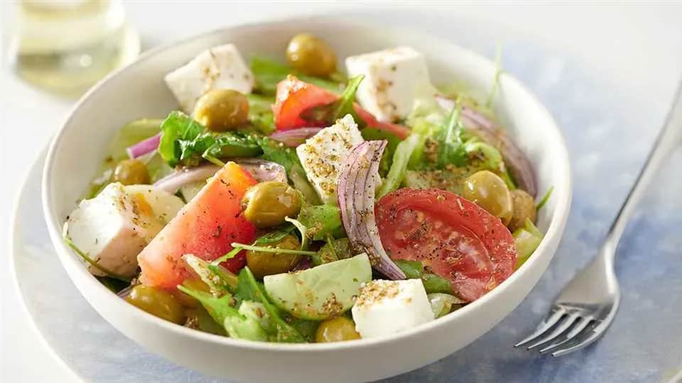 Jaka sałata do sałatki greckiej? Odkryj najlepsze opcje smakowe