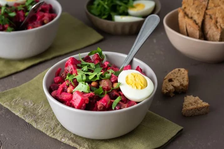 Alternatywne sałatki zamiast jarzynowej, które zaskoczą gości