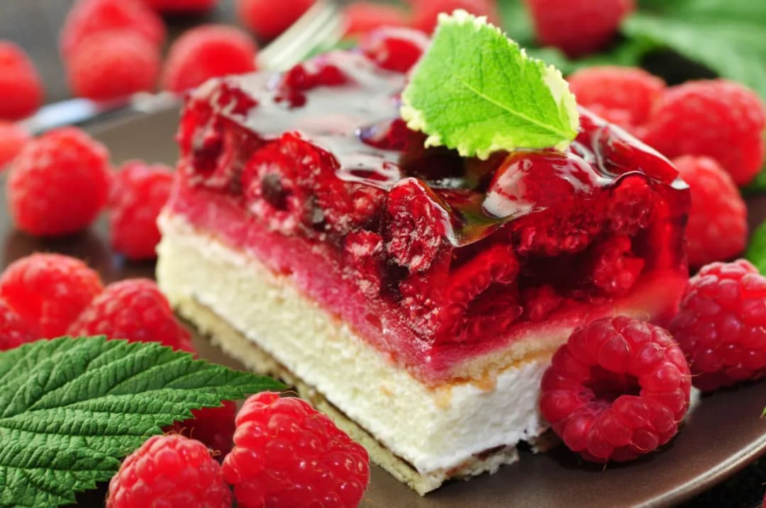 Przepis na ciasto na upalne dni, które orzeźwia i nie wymaga pieczenia